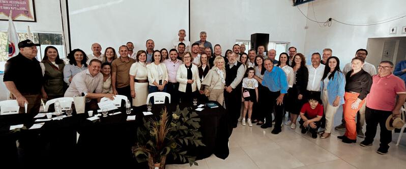 Vice-governador Gabriel Souza se reúne aos prefeitos da AMZOP durante a Expofred 2025
