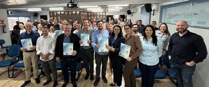 AMZOP: Reunião com prefeitos conta com entrega de relatórios da URI-FW e explanação de Gladimir Chiele